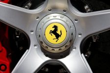 de-bones-a-carros-da-ferrari:-programa-da-fabricante-pede-que-clientes-denunciem-falsificacoes