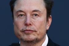 elon-musk-perde-us$-17-bilhoes-em-um-dia-apos-tesla-registrar-pior-margem-de-lucro-em-5-anos